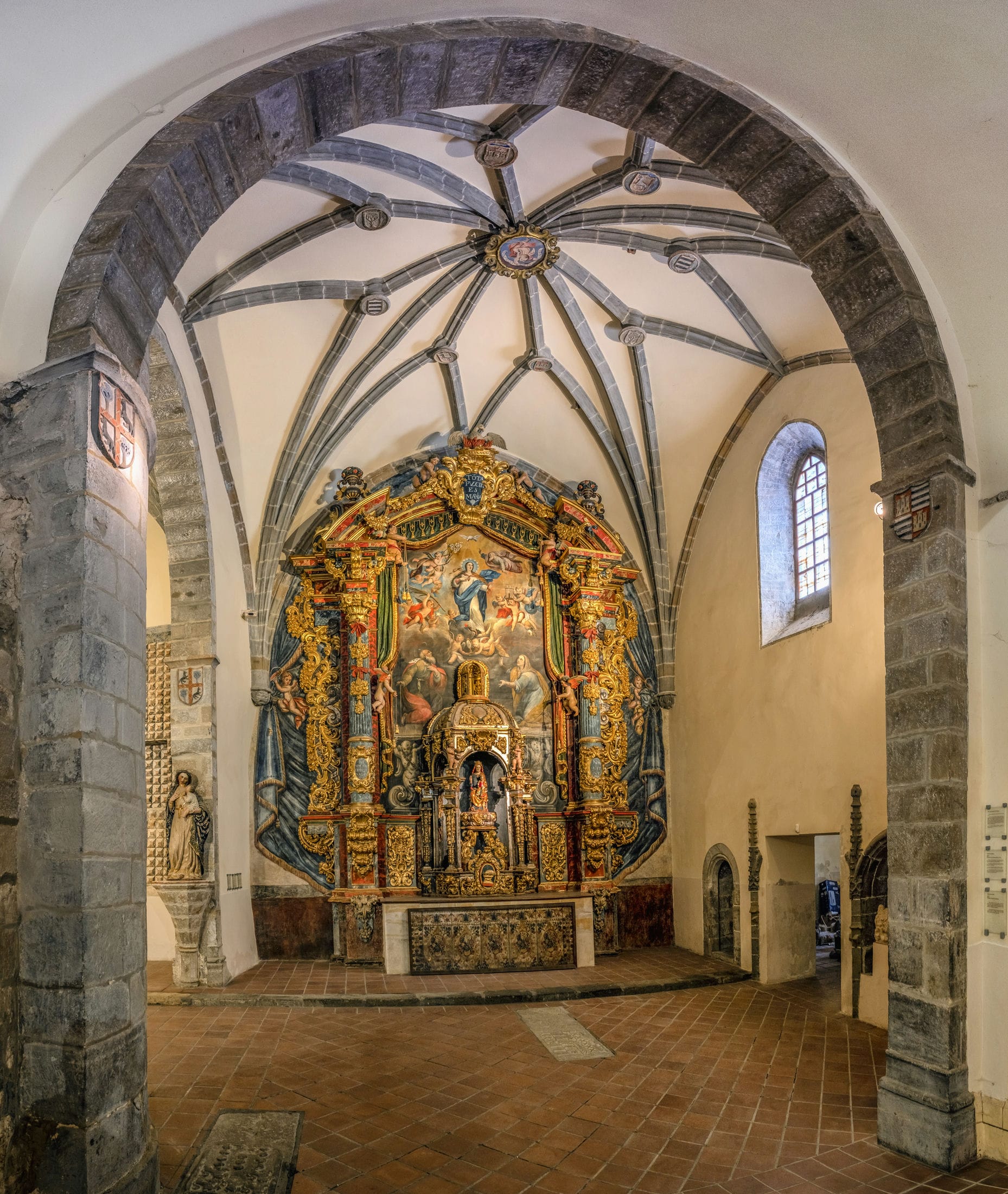 Interior y Naves de Nuestra Señora de la Peña