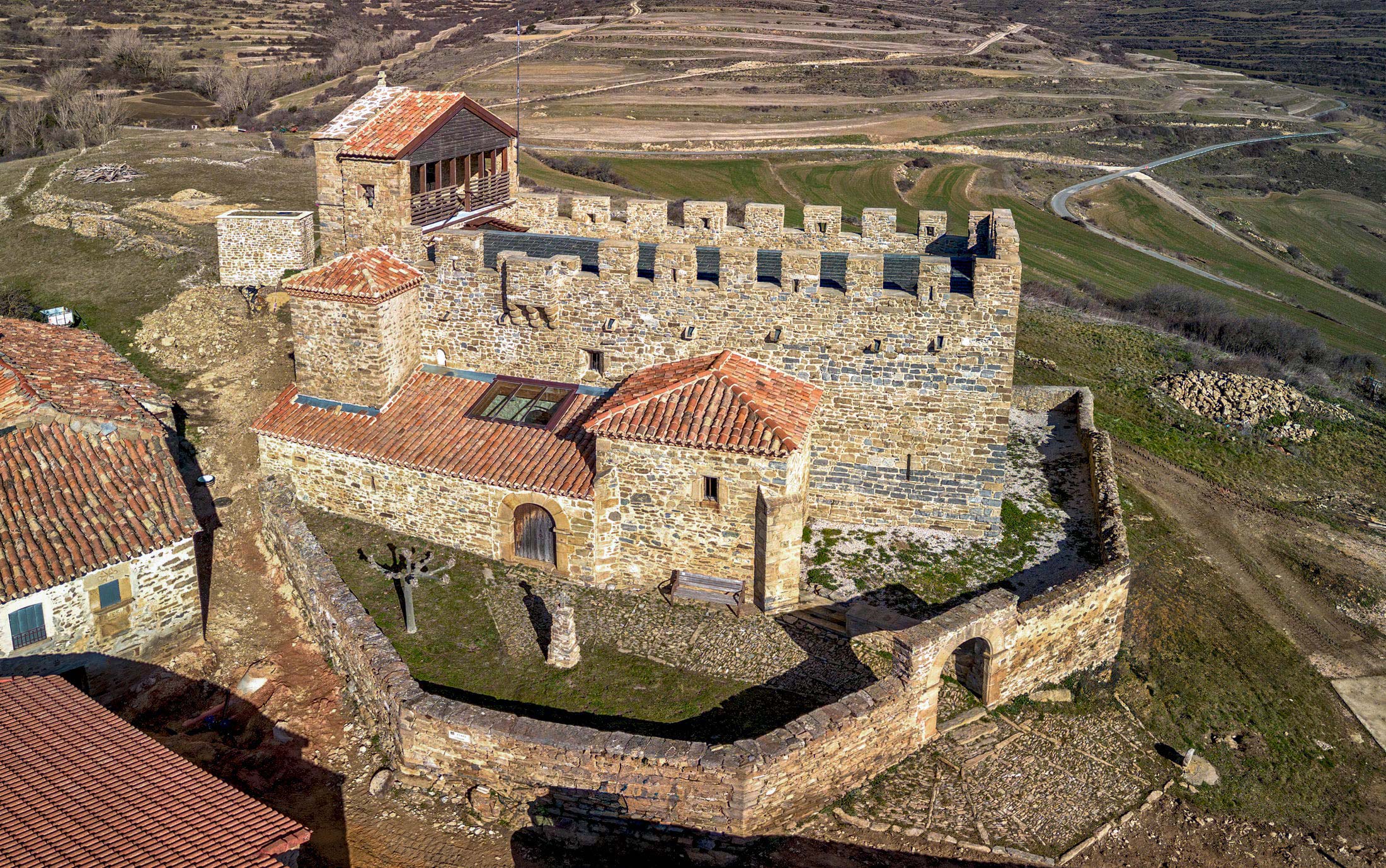 Almenado y matacán de la iglesia-fortaleza