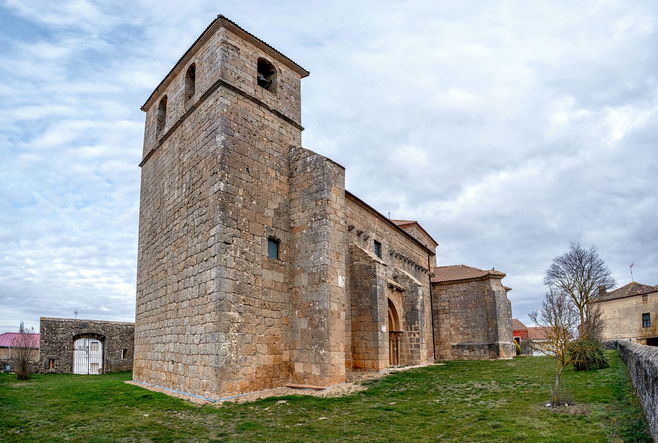 Vista exterior de San Adrián de Nepas