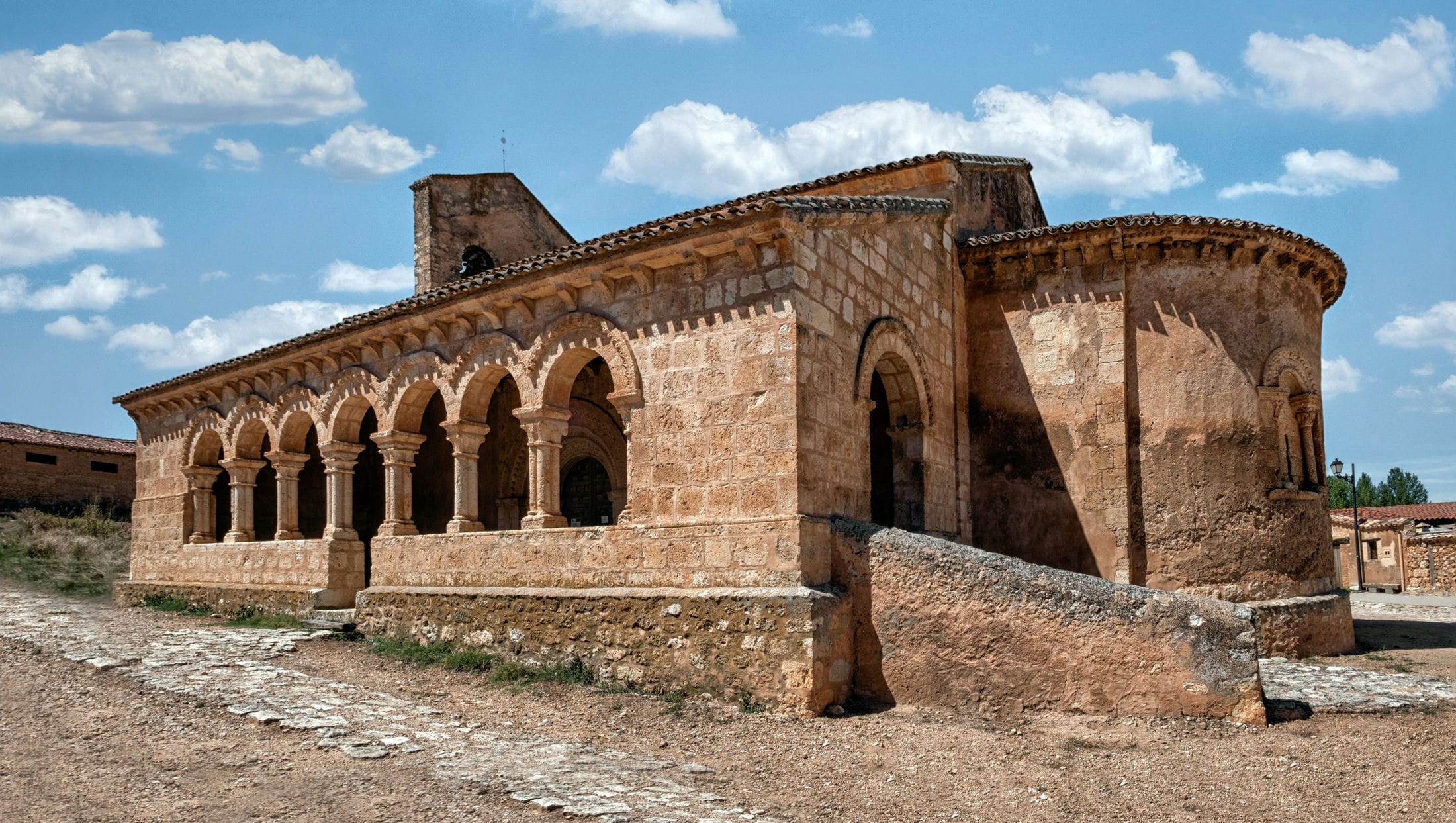 Vista exterior de la iglesia de San Martín