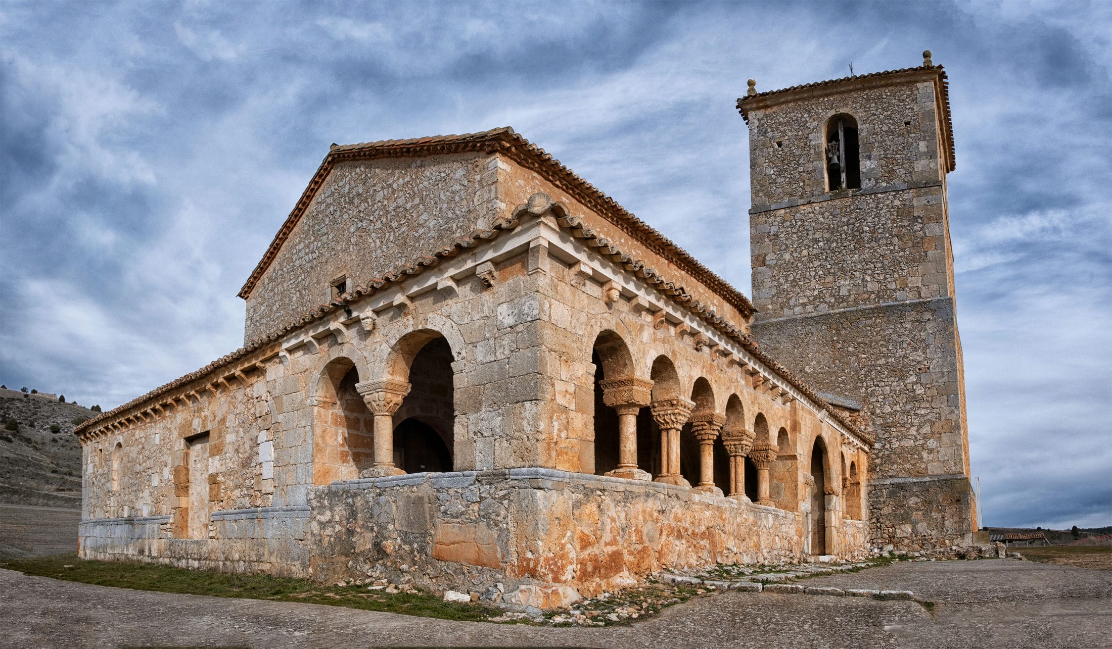 Vista exterior de San Miguel Arcángel