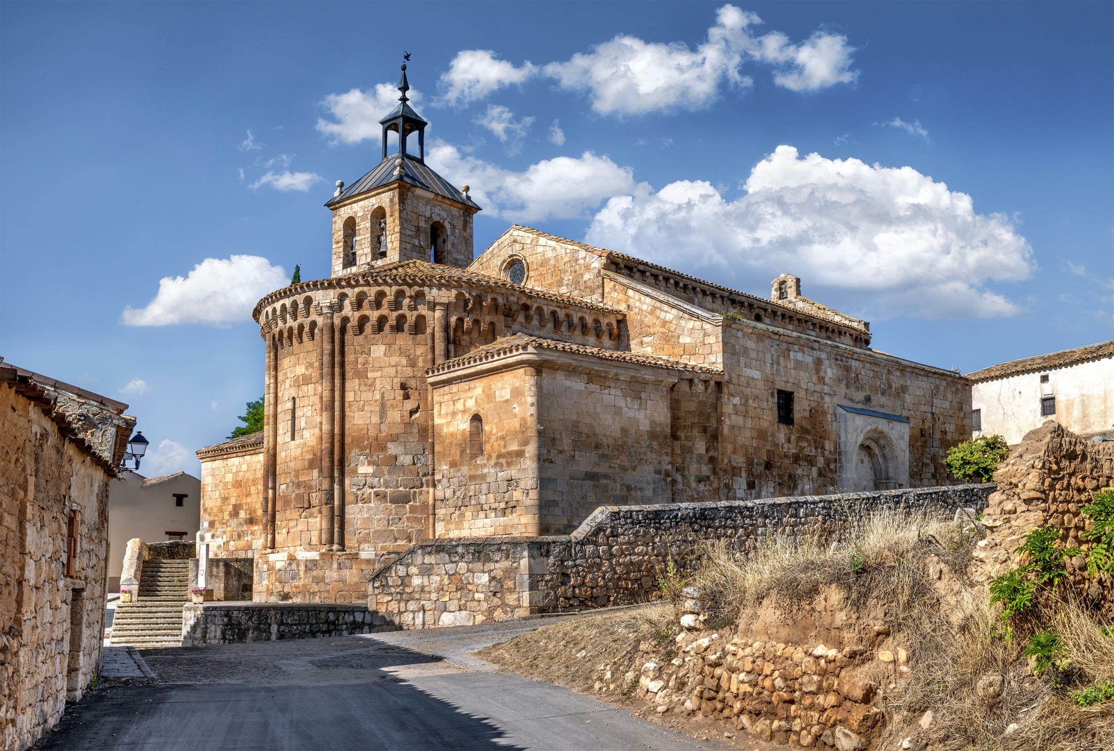 Vista exterior de la iglesia de San Miguel Arcángel