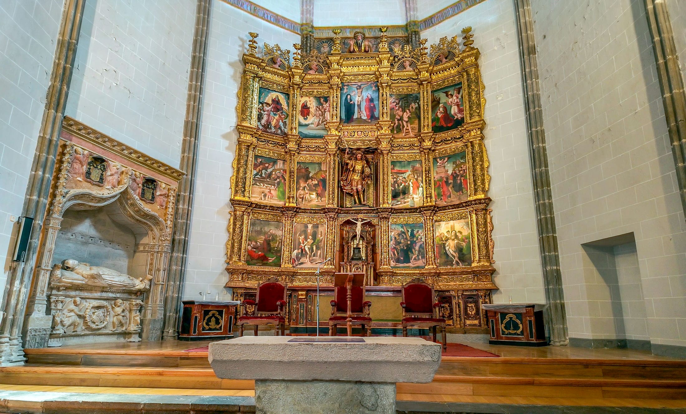 Vista interior retablo de San Miguel