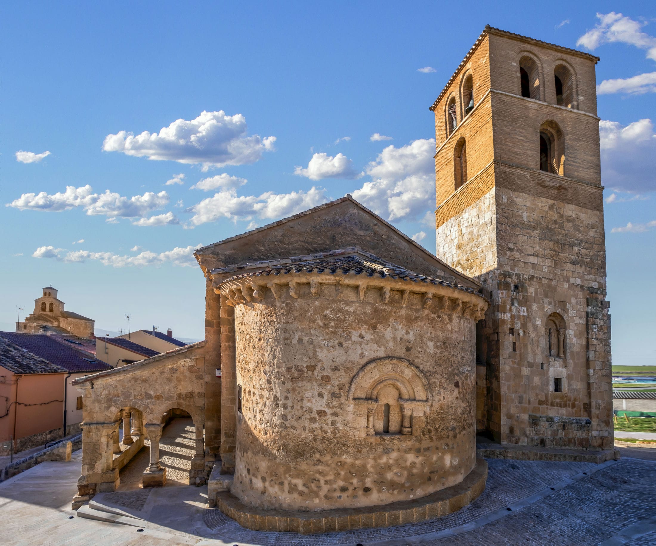 Vista exterior de la iglesia de San Miguel